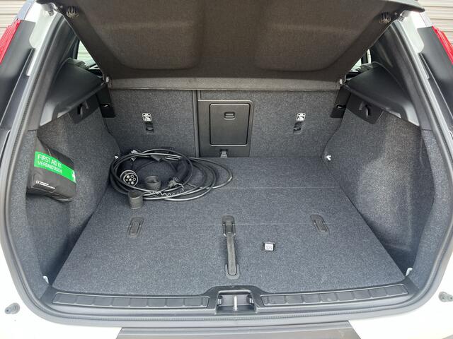 Volvo XC40 Single Motor Extended Range Ultimate 82 kWh / Crystal White / Microtech bekleding / Panoramadak /