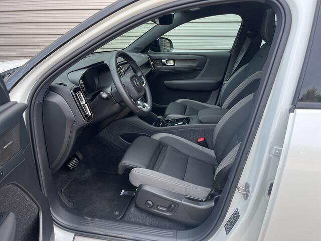 Volvo XC40 Single Motor Extended Range Ultimate 82 kWh / Crystal White / Microtech bekleding / Panoramadak /