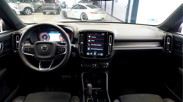 Volvo XC40 1.5 T5 193kW/262pk DCT7 Recharge R-Design PANORAMADAK + LEER/ALCANTARA + HARMAN/KARDON + EL.STOEL MET MEMORY + STOEL-&STUURVERWARMING + ADAPT.CRUISE + LANE ASSIST + NAVI SENSUS + CARPLAY/ANDROID AUTO + CAMERA + PARKSENSOREN V&A + 19" LM-VELGEN!!