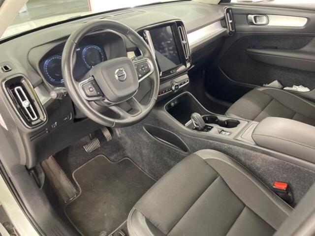 Volvo XC40 2.0 T4 Momentum Pro | Stoel verwarming | Parkeersensoren V+A | Camera | Keyless start | Volvo on Call | Elektrische Achterklep |