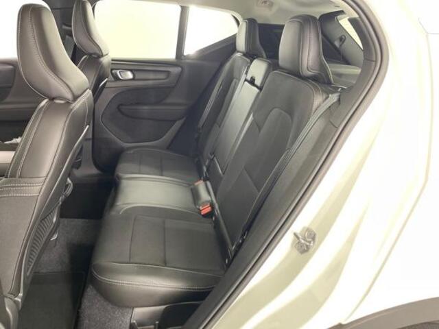 Volvo XC40 2.0 T4 Momentum Pro | Stoel verwarming | Parkeersensoren V+A | Camera | Keyless start | Volvo on Call | Elektrische Achterklep |