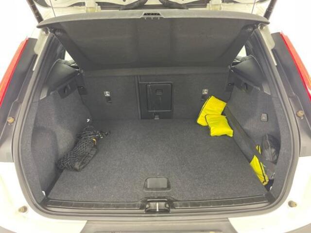 Volvo XC40 2.0 T4 Momentum Pro | Stoel verwarming | Parkeersensoren V+A | Camera | Keyless start | Volvo on Call | Elektrische Achterklep |
