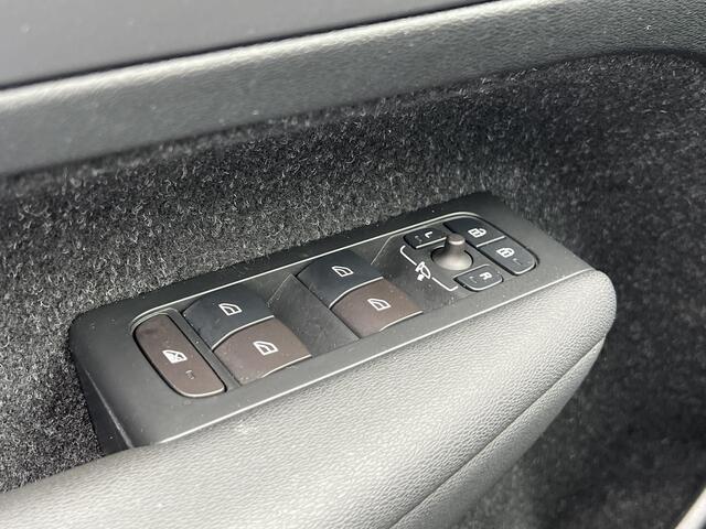 Volvo XC40 1.5 T2 Business Pro | Navigatie | Stoel & stuurverwarming | DAB | Elektrische achterklep | Achteruitrijcamera | Cruise Control adaptief | Dodehoek detectie |