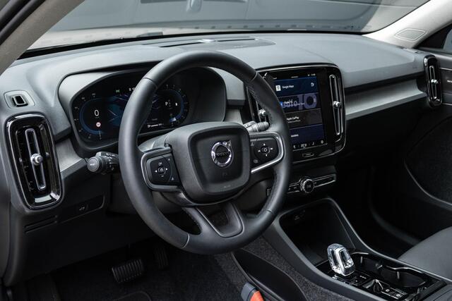 Volvo XC40 B4 Plus Dark | Google Navigatie | 360 graden Camera | Panoramisch schuif-/kanteldak | Lederen bekleding | Harman Kardon Premium Sound |