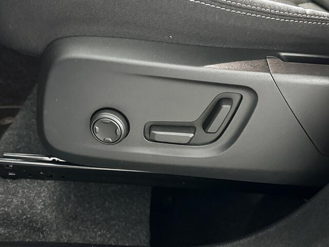 Volvo XC40 B4 Aut. Plus Dark | Harman Kardon | Stoel- en stuurverwarming | Parkeercamera | Trekhaak