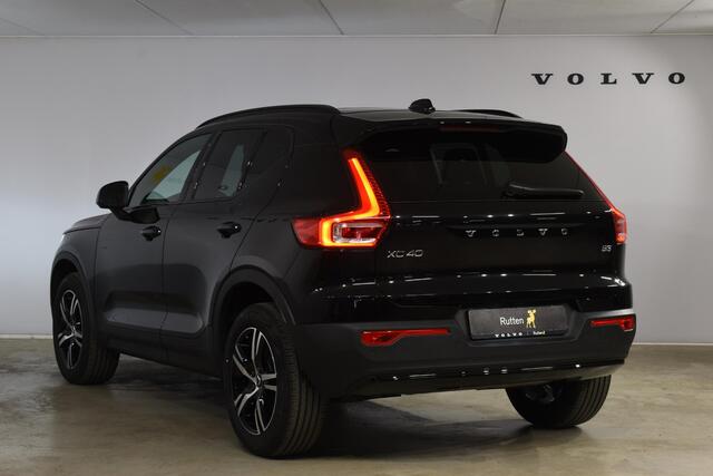 Volvo XC40 B3 163PK Plus Dark / Navigatie / Camera / Parkeersensoren / Adaptieve Cruise control / Elektrische stoelen / Harman Kardon / Panorama dak / LM velgen /
