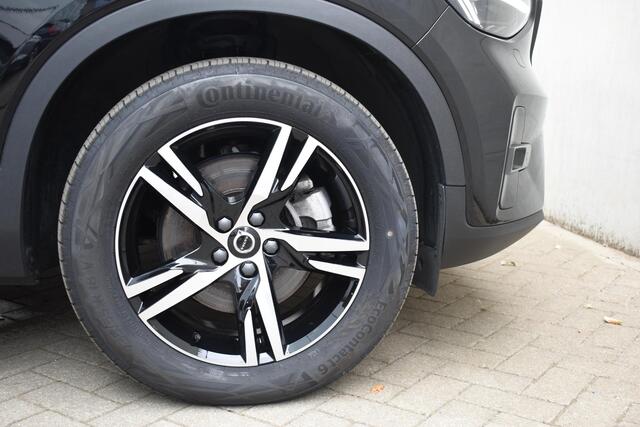 Volvo XC40 B3 163PK Plus Dark / Navigatie / Camera / Parkeersensoren / Adaptieve Cruise control / Elektrische stoelen / Harman Kardon / Panorama dak / LM velgen /