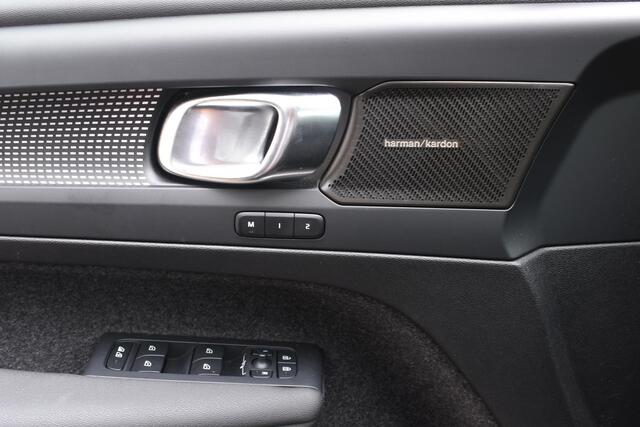 Volvo XC40 B3 163PK Plus Dark / Navigatie / Camera / Parkeersensoren / Adaptieve Cruise control / Elektrische stoelen / Harman Kardon / Panorama dak / LM velgen /