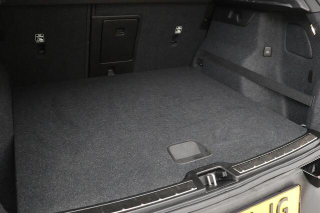 Volvo XC40 1.5 T3 R-Design | Leder/Alcantara | Full LED | Navigatie | PDC | Climate control | Getint glas | Cruise control
