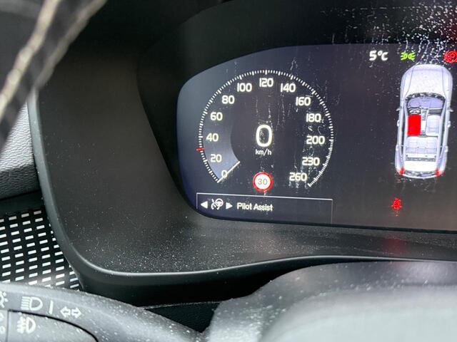 Volvo XC40 1.5 T5 Recharge R-Design | Trekhaak | 360º Camer | Standkachel | Adaptive cruise control | Schuif/kantel Panoramadak | Stoel/stuur verwarming | Memory | BLIS | DAB |
