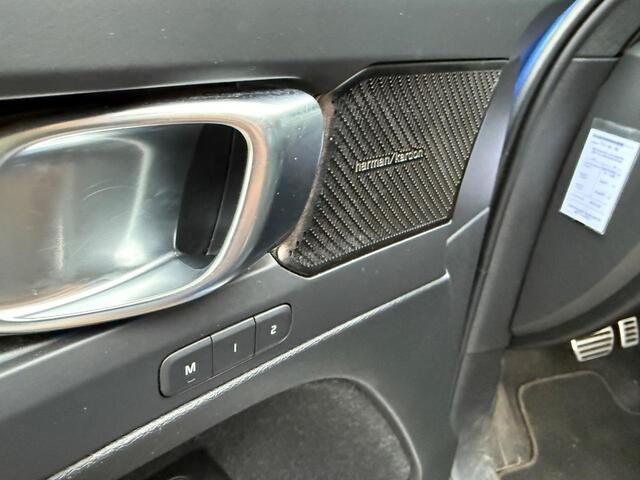 Volvo XC40 1.5 T5 Recharge R-Design | Trekhaak | 360º Camer | Standkachel | Adaptive cruise control | Schuif/kantel Panoramadak | Stoel/stuur verwarming | Memory | BLIS | DAB |