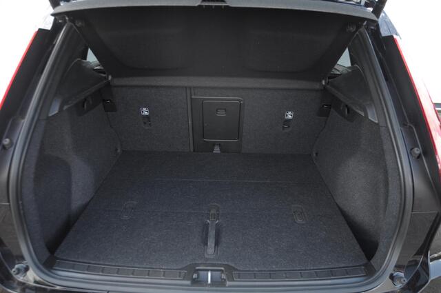 Volvo XC40 408PK Automaat Recharge Twin Ultimate / Adaptieve cruise control/ Panoramadak/ Elektrische stoelen met geheugen/ BLIS/ Elektrische achterklep/ Parkeersensoren met 360 Camera/ Stoel en stuurwielverwarming/ Mistlampen/ Luxe bekleding/ 20" Velgen/ Harman kar