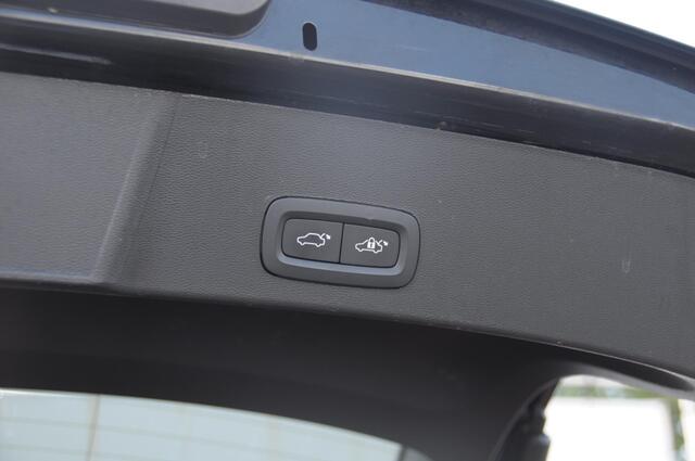 Volvo XC40 408PK Automaat Recharge Twin Ultimate / Adaptieve cruise control/ Panoramadak/ Elektrische stoelen met geheugen/ BLIS/ Elektrische achterklep/ Parkeersensoren met 360 Camera/ Stoel en stuurwielverwarming/ Mistlampen/ Luxe bekleding/ 20" Velgen/ Harman kar