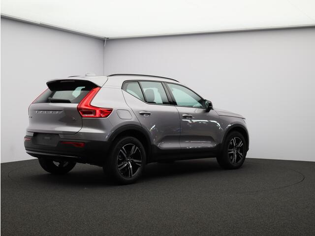 Volvo XC40 2.0 B4 Plus Dark / Elek. verstelbare stoelen / Stoel- + stuurwielverwarming / Pano. dak / Nubuck / Pilot Assist / Achterruitrijcamera / Harman Kardon