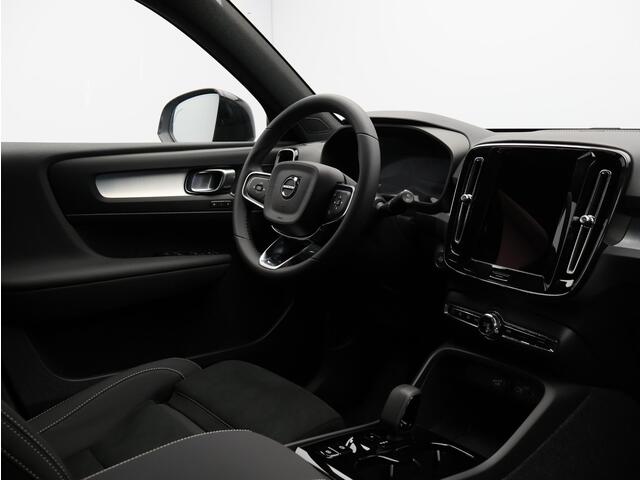 Volvo XC40 2.0 B4 Plus Dark / Elek. verstelbare stoelen / Stoel- + stuurwielverwarming / Pano. dak / Nubuck / Pilot Assist / Achterruitrijcamera / Harman Kardon