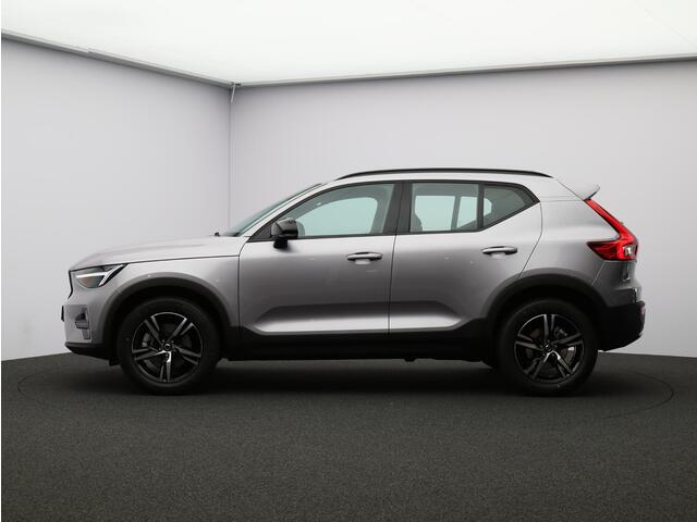 Volvo XC40 2.0 B4 Plus Dark / Elek. verstelbare stoelen / Stoel- + stuurwielverwarming / Pano. dak / Nubuck / Pilot Assist / Achterruitrijcamera / Harman Kardon