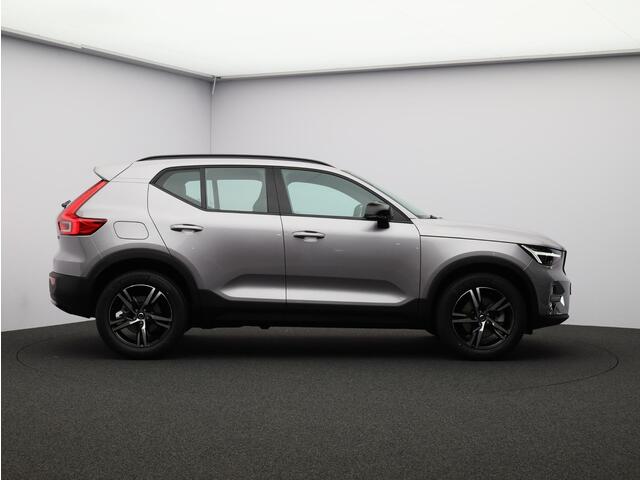 Volvo XC40 2.0 B4 Plus Dark / Elek. verstelbare stoelen / Stoel- + stuurwielverwarming / Pano. dak / Nubuck / Pilot Assist / Achterruitrijcamera / Harman Kardon
