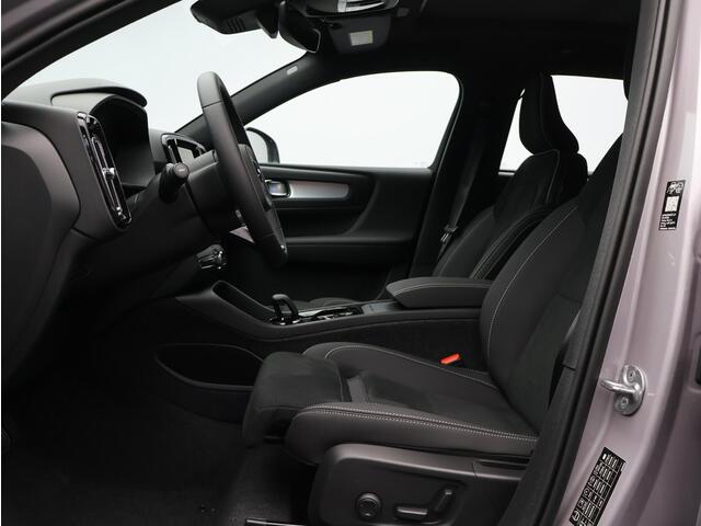 Volvo XC40 2.0 B4 Plus Dark / Elek. verstelbare stoelen / Stoel- + stuurwielverwarming / Pano. dak / Nubuck / Pilot Assist / Achterruitrijcamera / Harman Kardon