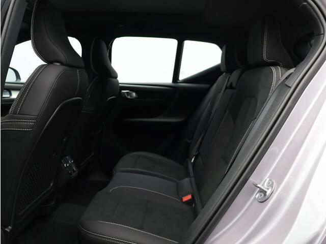 Volvo XC40 2.0 B4 Plus Dark / Elek. verstelbare stoelen / Stoel- + stuurwielverwarming / Pano. dak / Nubuck / Pilot Assist / Achterruitrijcamera / Harman Kardon