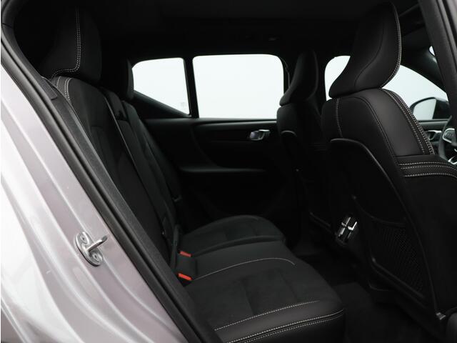 Volvo XC40 2.0 B4 Plus Dark / Elek. verstelbare stoelen / Stoel- + stuurwielverwarming / Pano. dak / Nubuck / Pilot Assist / Achterruitrijcamera / Harman Kardon