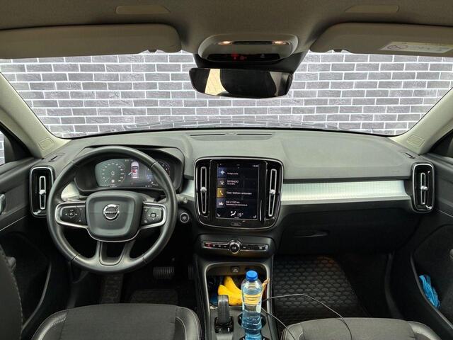Volvo XC40 2.0 T4 Momentum | Verwarmde voorstoelen | Parkeer camera | Parkeersensoren voor en achter | Automatisch dimmende binnen/buitenspiegels |