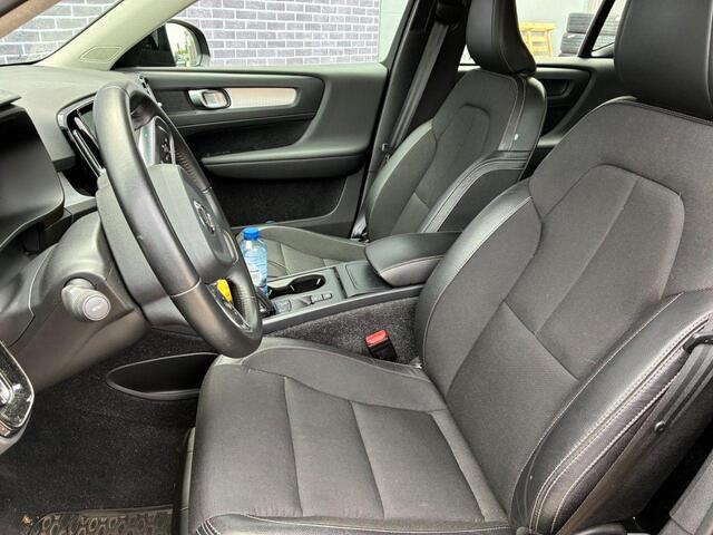 Volvo XC40 2.0 T4 Momentum | Verwarmde voorstoelen | Parkeer camera | Parkeersensoren voor en achter | Automatisch dimmende binnen/buitenspiegels |