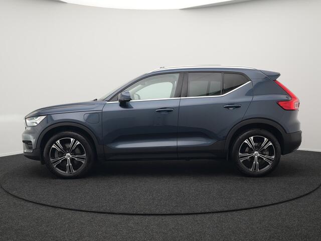 Volvo XC40 T5 Recharge Inscription Plug In Hybrid 261pk Dealer O.H. PHEV | Panodak | Trekhaak af Fabriek | Lederen Sportstoelen Memory | Pilot Assist | Harman Kardon | Adaptive Cruise | Navigatie | Apple Carplay | Camera | DAB | Virtual |