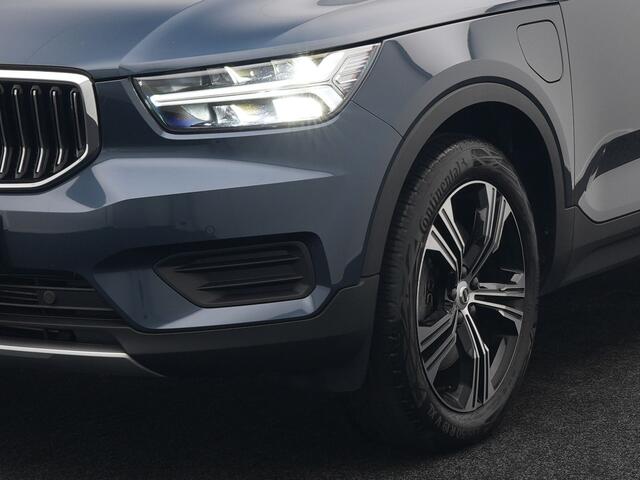 Volvo XC40 T5 Recharge Inscription Plug In Hybrid 261pk Dealer O.H. PHEV | Panodak | Trekhaak af Fabriek | Lederen Sportstoelen Memory | Pilot Assist | Harman Kardon | Adaptive Cruise | Navigatie | Apple Carplay | Camera | DAB | Virtual |