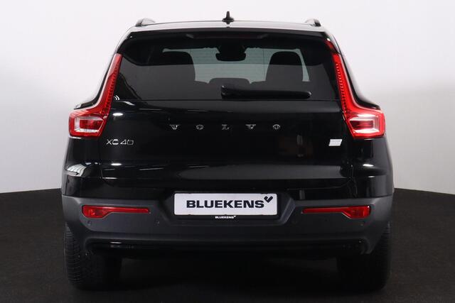 Volvo XC40 Recharge Plus - IntelliSafe Assist & Surround - Adaptieve LED koplampen - Parkeercamera achter - Verwarmde voorstoelen, stuur & achterbank - Parkeersensoren voor & achter - Elektr. bedienb. bestuurdersstoel met geheugen - Draadloze tel. lader - Extra geti