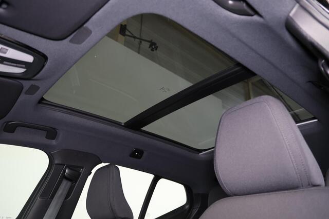 Volvo XC40 Single Motor Extended Range Ultimate 82 kWh Panorama/schuifdak - IntelliSafe Assist & Surround - 360º Camera - Harmon Kardon Audio - Verwarmde voorstoelen, stuur & achterbank - Parkeersensoren voor & achter - Elektr. bedienb. voorstoelen met geheugen link