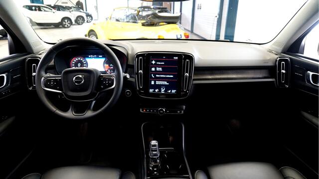 Volvo XC40 1.5 T5 Plug-in Hybrid 193kW/262pk DCT7 Ultimate Facelift! PANORAMADAK + HARMAN/KARDON + LEER + PILOT ASSIST + STOEL-&STUURVERWARMING + CAMERA + BLIS + KEYLESS ENTRY&GO + LANE ASSIST + FULL LED + EL.TREKHAAK + PD-GLASS + PARKSENSOREN V&A + 19" LM-VELGEN!!