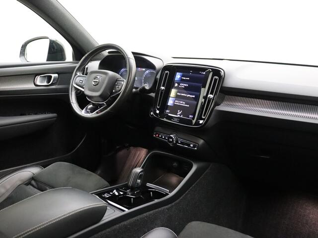Volvo XC40 B4 AWD 211pk R-Design / Nubuck / Camera achter / Trekhaak / BLIS / ACC / Elektr. Achterklep / Alarm klasse 3 / Lane Keeping Aid / Verw. Voorruit /