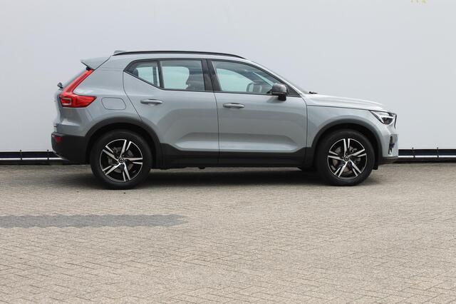 Volvo XC40 B4 211pk Automaat Plus Dark Google infotainment / Adaptieve cruise control / Verwarmbare voorstoelen en stuurwiel / Elektrisch bedienbare bestuurdersstoel met geheugen / Semi elektrisch wegklapbare trekhaak