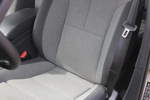 Volvo XC40 B4 211PK Automaat Plus Dark Google infotainment / Adaptieve Cruise Control / Trekhaak / Parkeersensoren met parkeercamera achter / Verwarmbare voorruit / Blis /