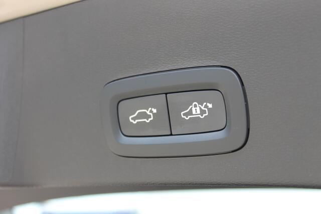 Volvo XC40 B4 211PK Automaat Plus Dark Google infotainment / Adaptieve Cruise Control / Trekhaak / Parkeersensoren met parkeercamera achter / Verwarmbare voorruit / Blis /