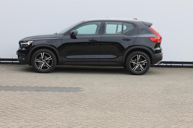 Volvo XC40 T2 129pk automaat Business Pro Adaptieve Cruise Control / Blis / Panoramisch schuif-kanteldak / Semi elektrisch wegklapbare trekhaak / Navigatie / Verwarmbare voorstoelen / Verwarmbare voorruit