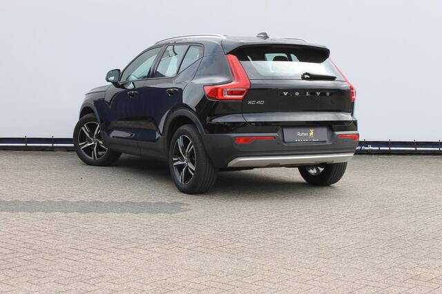 Volvo XC40 T2 129pk automaat Business Pro Adaptieve Cruise Control / Blis / Panoramisch schuif-kanteldak / Semi elektrisch wegklapbare trekhaak / Navigatie / Verwarmbare voorstoelen / Verwarmbare voorruit