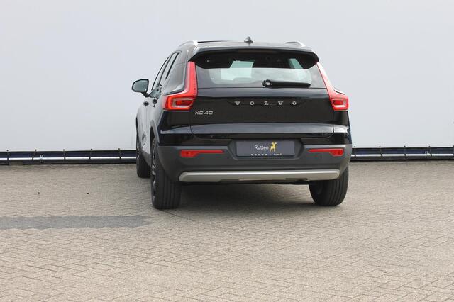 Volvo XC40 T2 129pk automaat Business Pro Adaptieve Cruise Control / Blis / Panoramisch schuif-kanteldak / Semi elektrisch wegklapbare trekhaak / Navigatie / Verwarmbare voorstoelen / Verwarmbare voorruit