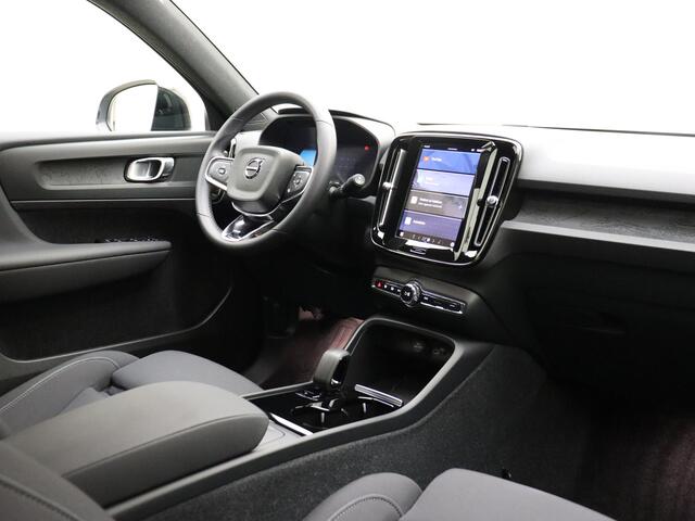 Volvo XC40 Extended Range Plus 82 kWh / Stoel/- en stuurverwarming / Trekhaak / Keyless entry / BLIS /