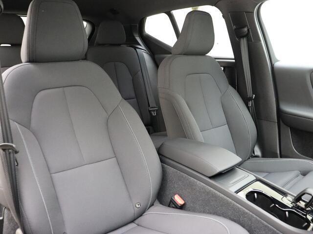 Volvo XC40 Extended Range Plus 82 kWh / Stoel/- en stuurverwarming / Trekhaak / Keyless entry / BLIS /