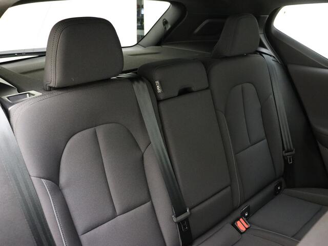 Volvo XC40 Extended Range Plus 82 kWh / Stoel/- en stuurverwarming / Trekhaak / Keyless entry / BLIS /