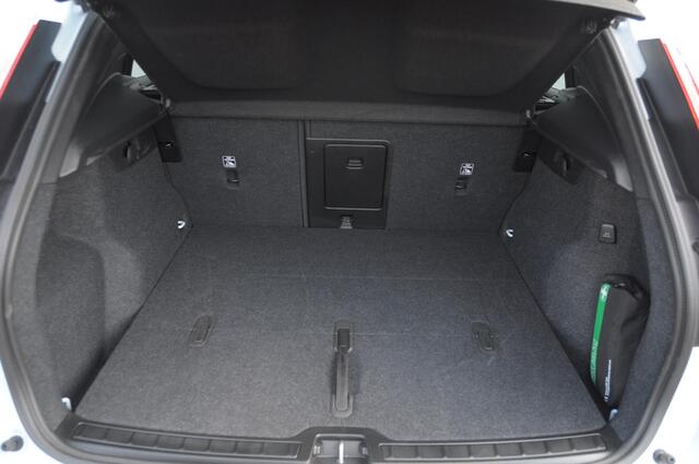 Volvo XC40 B4 211PK Automaat Ultimate Dark / Adaptive cruise control / Elektrische stoelen / Harman Kardon audio / Pilot assist / BLIS / Stoel en stuur verwarming / Elektrische achterklep / Parkeersensoren met 360 camera / Google infotainment