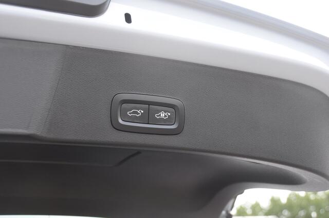 Volvo XC40 B4 211PK Automaat Ultimate Dark / Adaptive cruise control / Elektrische stoelen / Harman Kardon audio / Pilot assist / BLIS / Stoel en stuur verwarming / Elektrische achterklep / Parkeersensoren met 360 camera / Google infotainment