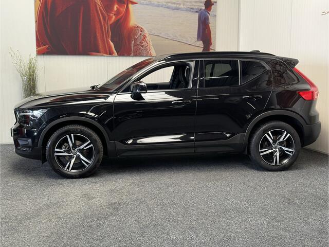 Volvo XC40 1.5 T3 R-DESIGN AUTOMAAT 360 CAMERA LEDER ALCANTARA NAVIGATIE CRUISE CONTROL STOEL EN STUUR VERWARMING KEYLESS GO APPLE CARPLAY/ANDROID RIJSTROOKSENSOREN ZEER MOOI !! 3010