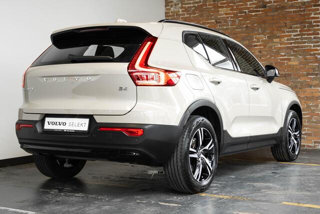 Volvo XC40 B4 Automaat Plus Dark | Verwarmde Voorruit | Semi-Elektrische Trekhaak | Sand Dune | Apple Carplay / Android Auto | Electronic Climate Control | 18" Glossy Black Velgen | Harman Kardon Premium Audio |