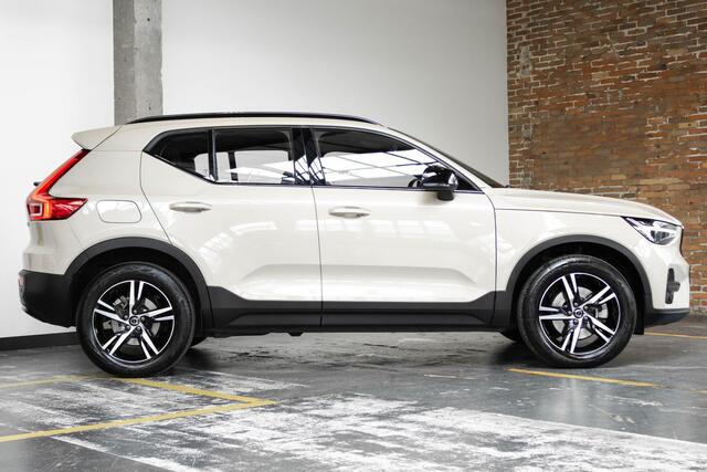 Volvo XC40 B4 Automaat Plus Dark | Verwarmde Voorruit | Semi-Elektrische Trekhaak | Sand Dune | Apple Carplay / Android Auto | Electronic Climate Control | 18" Glossy Black Velgen | Harman Kardon Premium Audio |