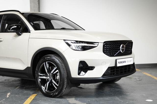 Volvo XC40 B4 Automaat Plus Dark | Verwarmde Voorruit | Semi-Elektrische Trekhaak | Sand Dune | Apple Carplay / Android Auto | Electronic Climate Control | 18" Glossy Black Velgen | Harman Kardon Premium Audio |