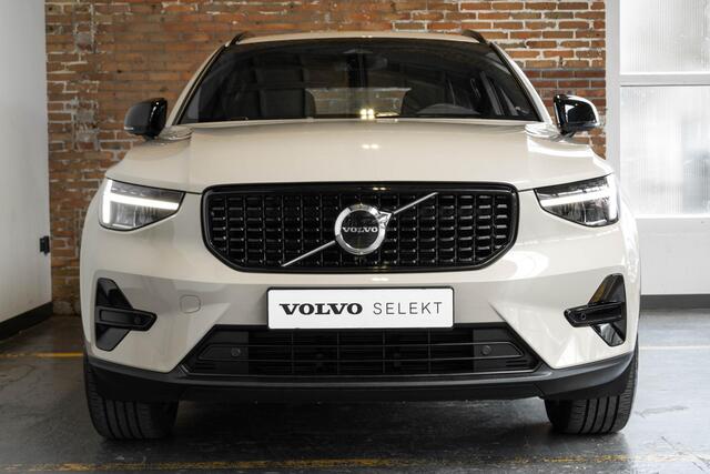 Volvo XC40 B4 Automaat Plus Dark | Verwarmde Voorruit | Semi-Elektrische Trekhaak | Sand Dune | Apple Carplay / Android Auto | Electronic Climate Control | 18" Glossy Black Velgen | Harman Kardon Premium Audio |