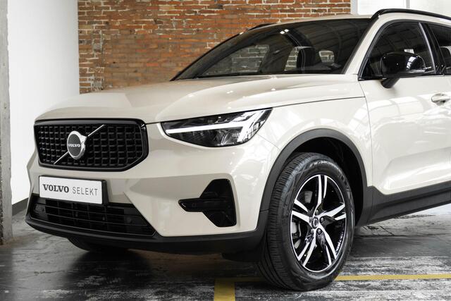 Volvo XC40 B4 Automaat Plus Dark | Verwarmde Voorruit | Semi-Elektrische Trekhaak | Sand Dune | Apple Carplay / Android Auto | Electronic Climate Control | 18" Glossy Black Velgen | Harman Kardon Premium Audio |