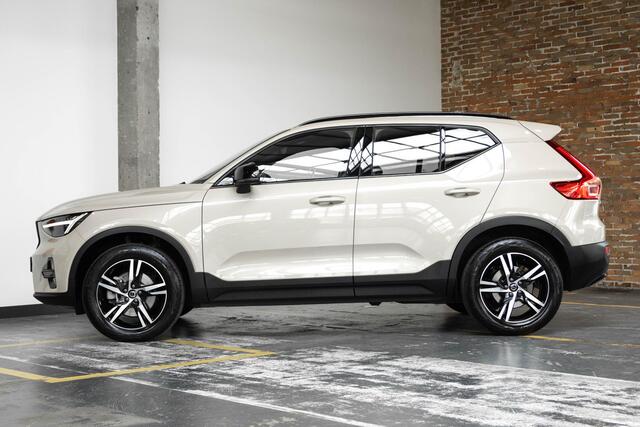 Volvo XC40 B4 Automaat Plus Dark | Verwarmde Voorruit | Semi-Elektrische Trekhaak | Sand Dune | Apple Carplay / Android Auto | Electronic Climate Control | 18" Glossy Black Velgen | Harman Kardon Premium Audio |